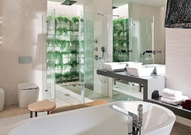 Изюминкой ванной комнаты является душ с небольшим вертикальным садом. 
