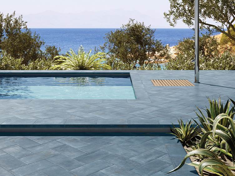 керамогранит для бассейна в голубых тонах