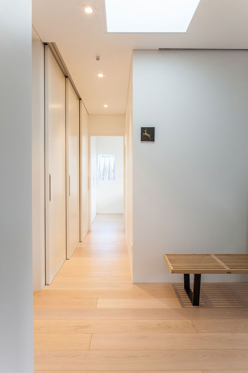 Небольшая прихожая с узким коридором выдержана в минималистическом дизайне