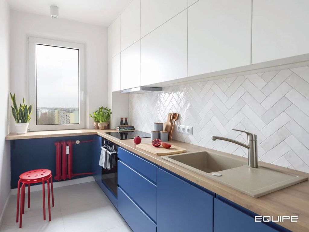Голубой цвет кухонной мебели подчеркивает белая плитка Artisan фабрики Equipe Ceramicas (Испания).