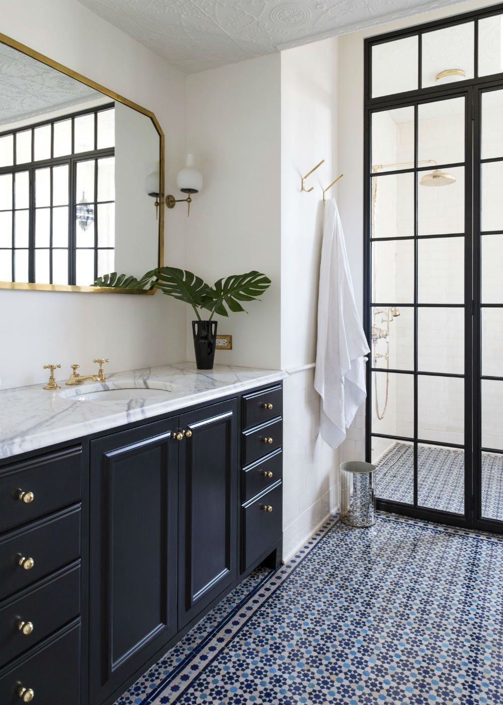 Во второй ванной комнате компания White Arrow покрыла пол яркой марокканской плиткой от фирмы Marrakech Designs.