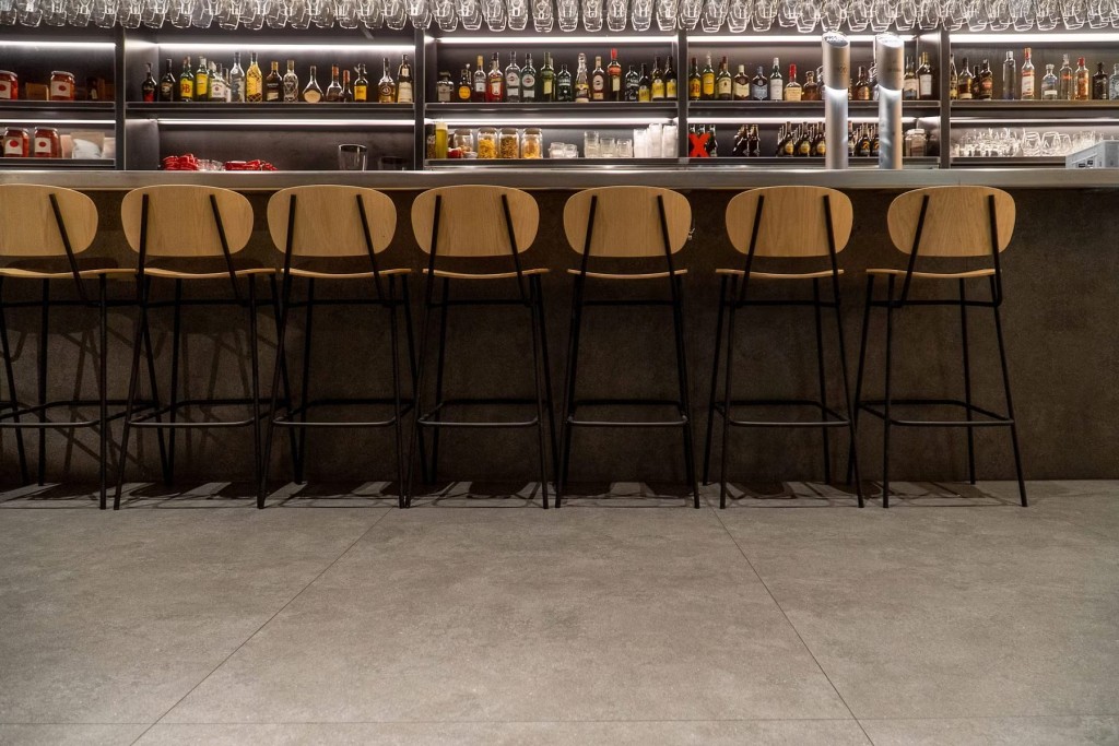 Плитка Moon (INALCO) серого цвета идеально сочетается с цветовой палитрой проекта «BAR X» Плитка Moon (INALCO) серого цвета идеально сочетается с цветовой палитрой проекта «BAR X»