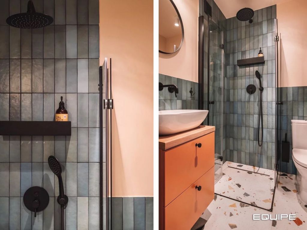 На стенах в ванной комнате во всем великолепии блистают модели из той же серии, но аквамаринового цвета и прямоугольной формы.
