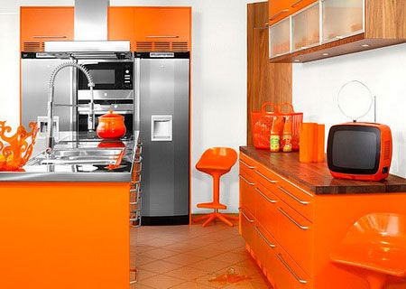 Яркая оранжевая кухня