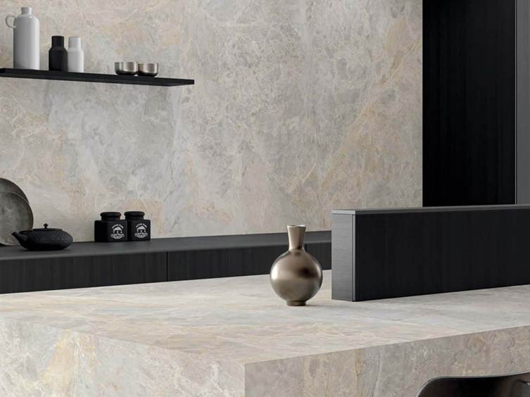 столешница и фартук из керамогранита под мрамор в светлых тонах