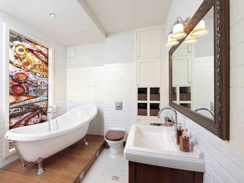 Светлый интерьер ванной комнаты с элементами романтизма
