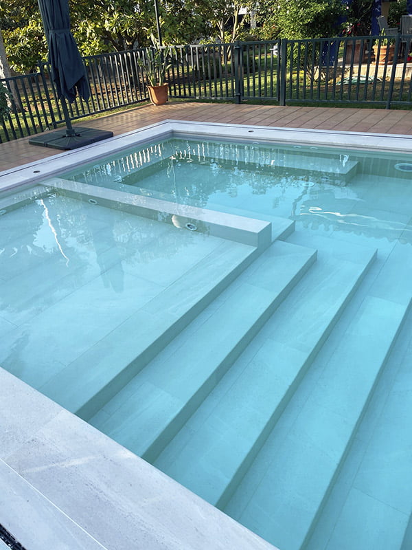 Керамогранит цвета Pierre от Natucer в отделке бассейна