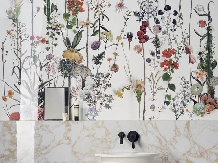 керамическое панно для ванной комнаты с флористическим рисунком