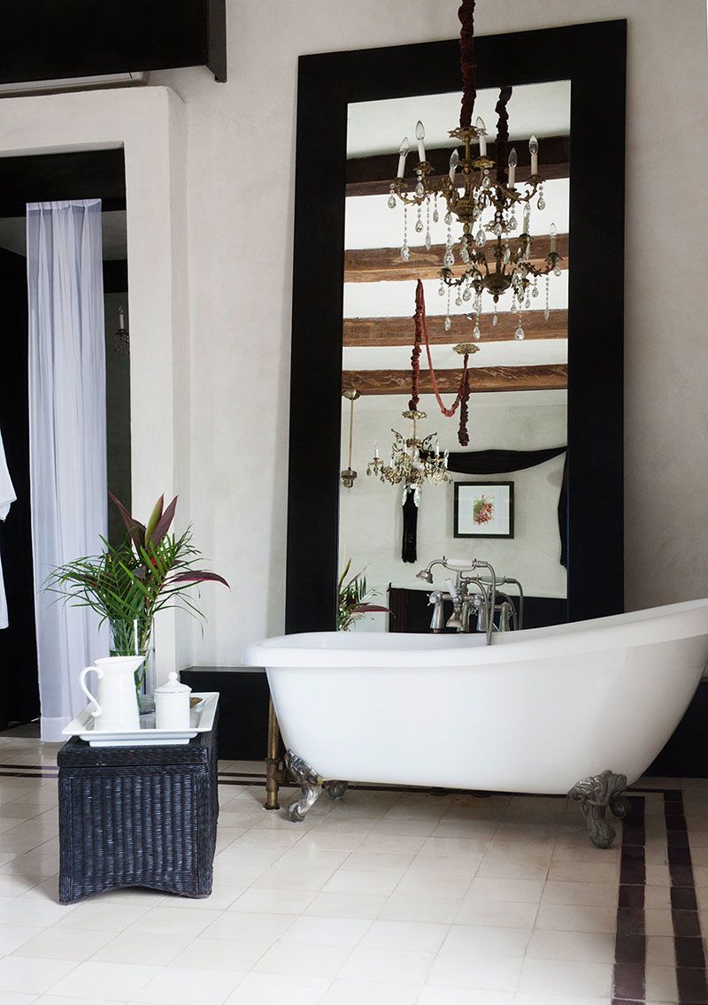 Черно-белая ванная в стиле Арт-Деко Черно-белая ванная в стиле Арт-Деко