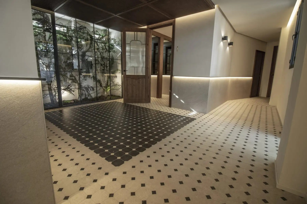 Интерьеры соединяет широкий коридор. Он ведет от холла к ванным комнатам и к залу для новобрачных, тихому уголку с отдельным санузлом и прямым доступом к оранжерее.