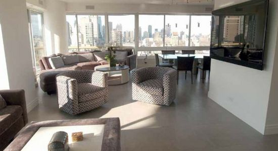 В резиденции семьи Дебби и Марка Куперов со всех сторон гостиной, состоящей из кухни, столовой, бара и различных уголков для бесед, открывается восхитительный вид на небоскребы Нью-Йорка.