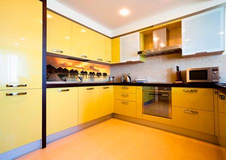 Кухня в ярко-желтом стиле