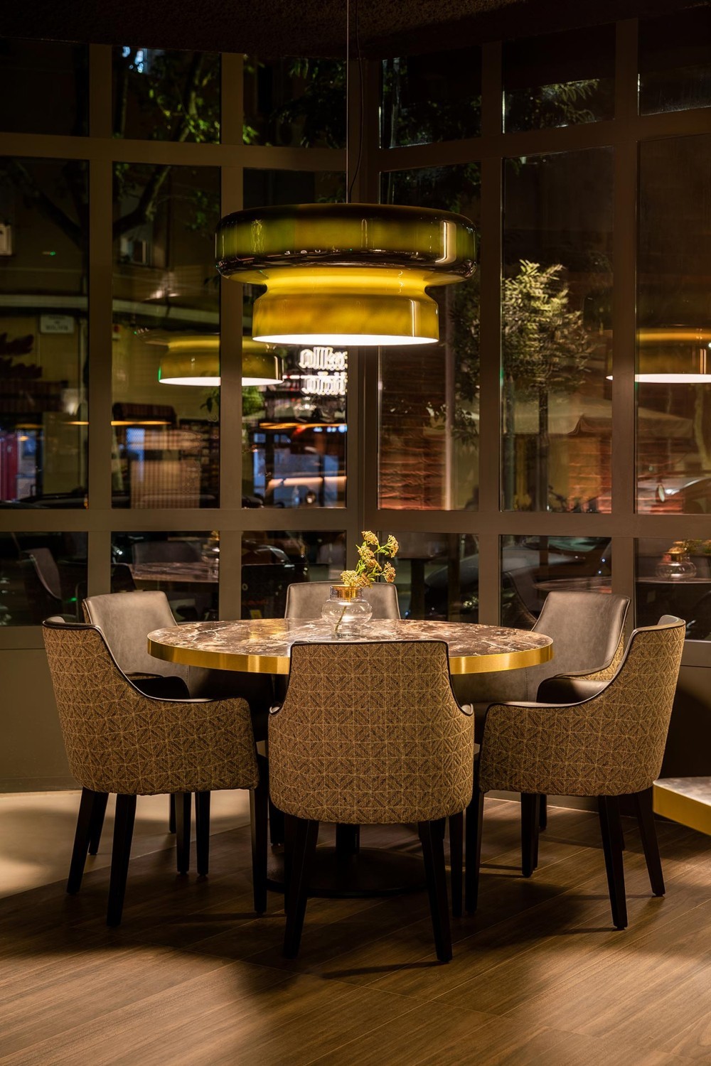 На полу - коллекция Belice (VIVES)