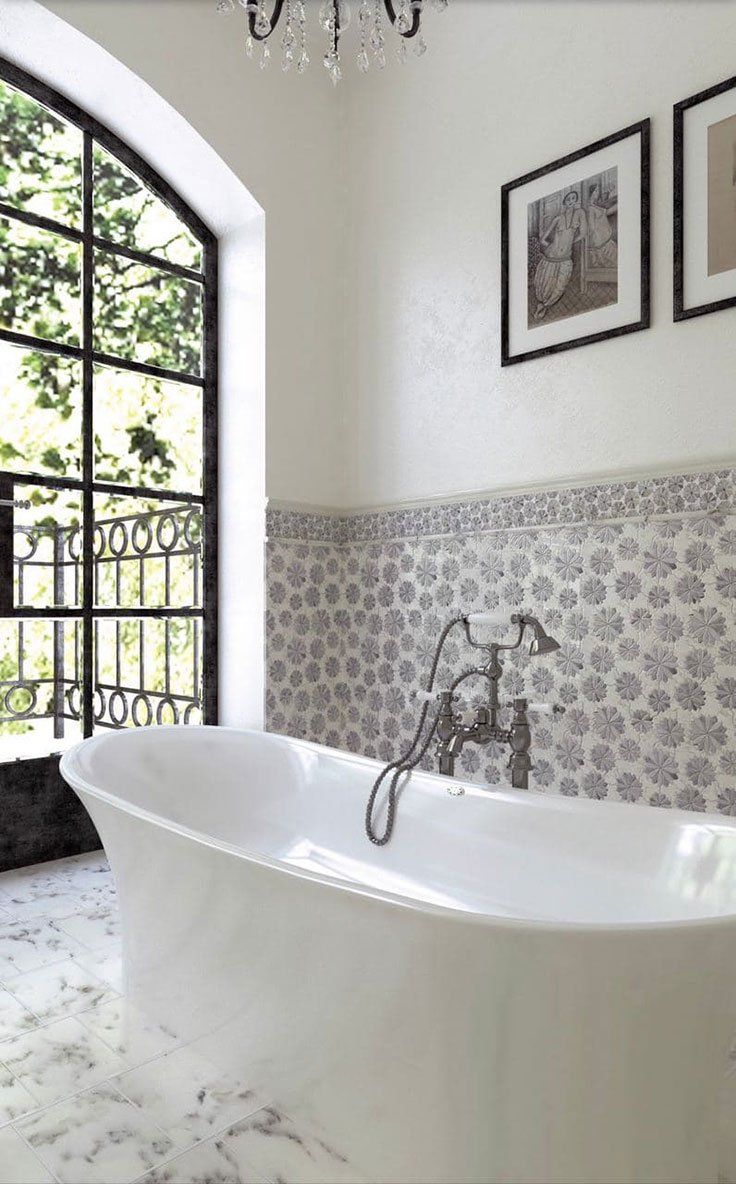 Мозаичная плитка с потрясающим цветочным узором в оттенках мрамора сортов "Каррара" и "Бардильо" является прекрасным воплощением ботанического тренда в оформлении ванных комнат.
