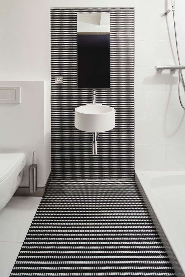 Черно-белая расцветка ванной комнаты с использованием мозаики