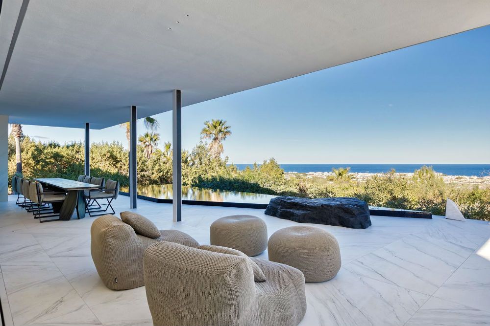 Впечатляющий дизайн виллы WhiteRock Villa Monterey площадью тридцать тысяч квадратных метров разработали в студии Patrick Helou Architects для греческой компании White Rock Concepts.
