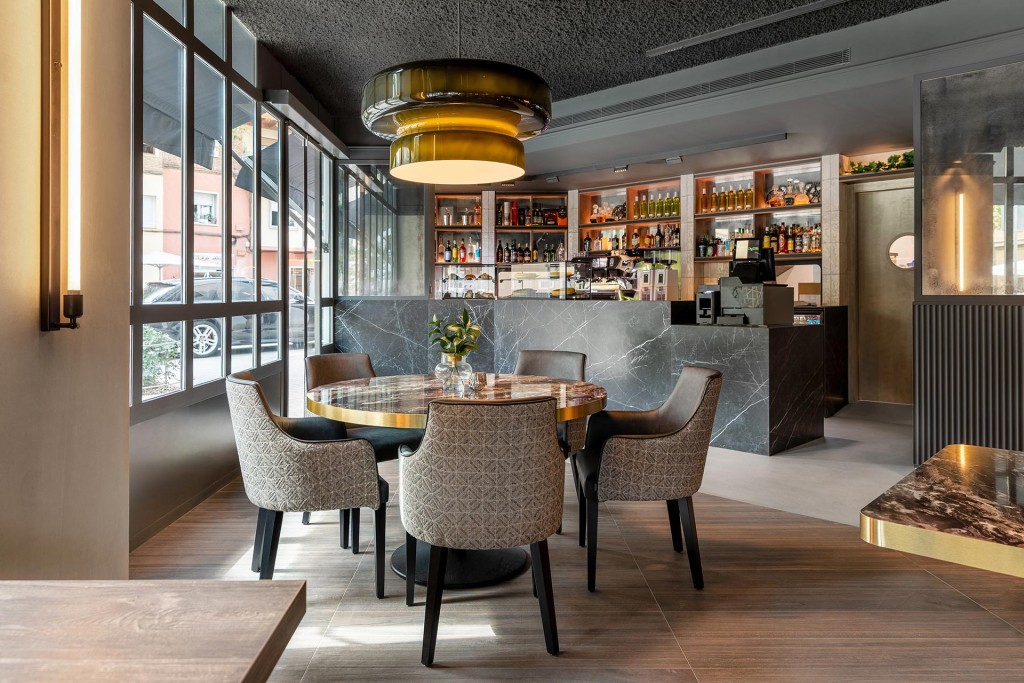 На стене в кассовой зоне - панели Luca (VIVES) На стене в кассовой зоне - панели Luca (VIVES)