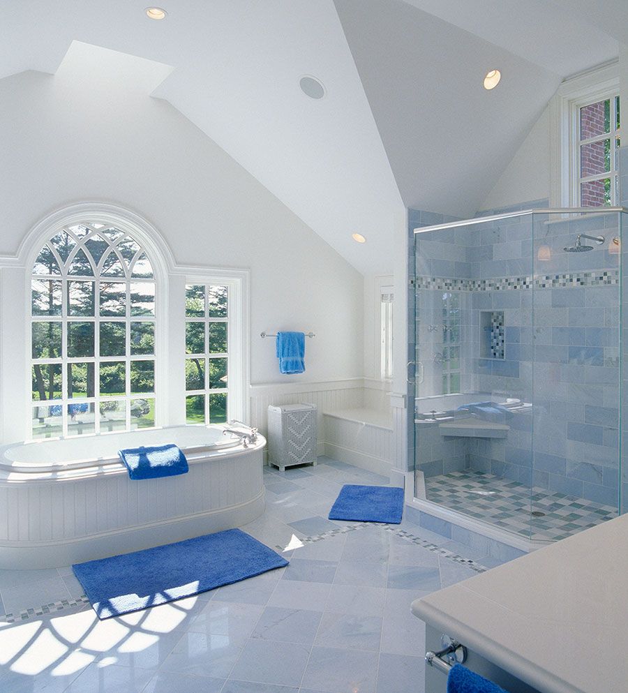 Просторная ванная с белой сантехникой и яркими синими акцентами