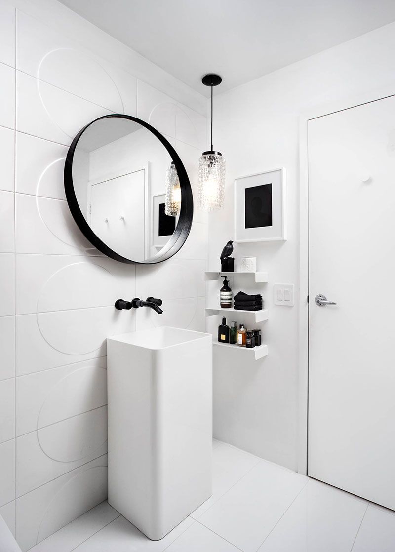 Черно-белая ванная в минималистическом стиле