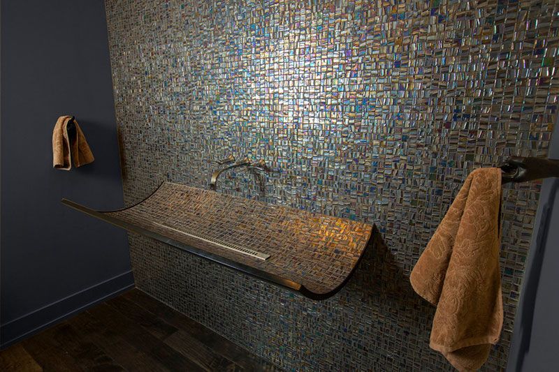 Раковина и стена, облицованные мозаикой в едином стиле