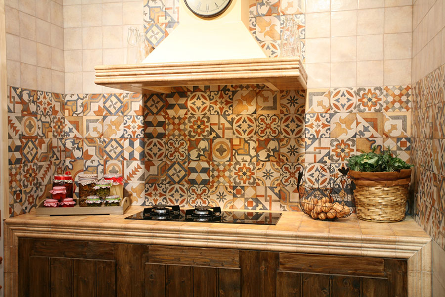 Кухонный фартук выложен декорами фабрики Mainzu из коллекции Caprice.