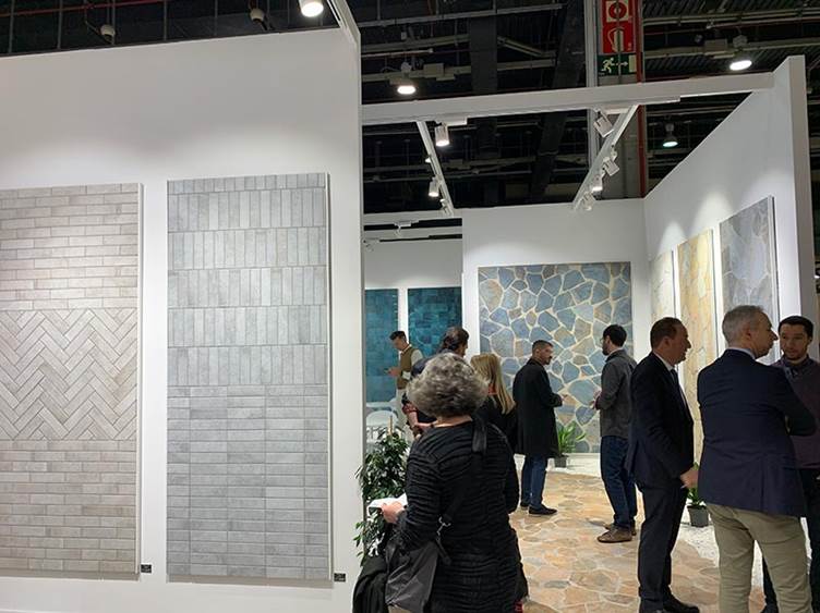 Посетители осматривают новинки на Cevisama в Валенсии