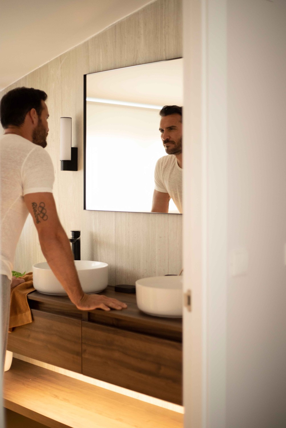 Панели Neolith вневременного дизайна прекрасное решение для ванной комнаты