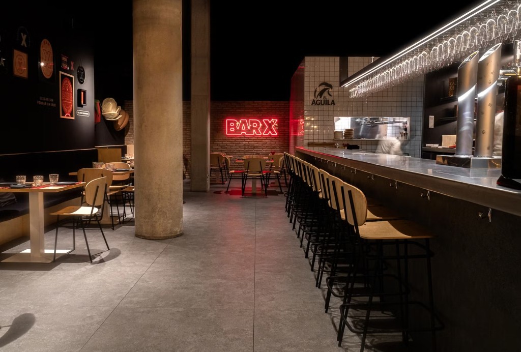 На полу ресторана «BAR X» плитка Moon (INALCO) На полу ресторана «BAR X» плитка Moon (INALCO)
