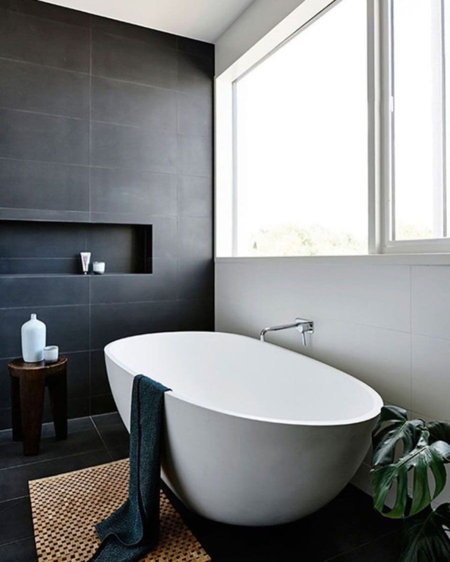 Керамогранит серого и белого цвета покрыл стены и пол небольшого помещения ванной