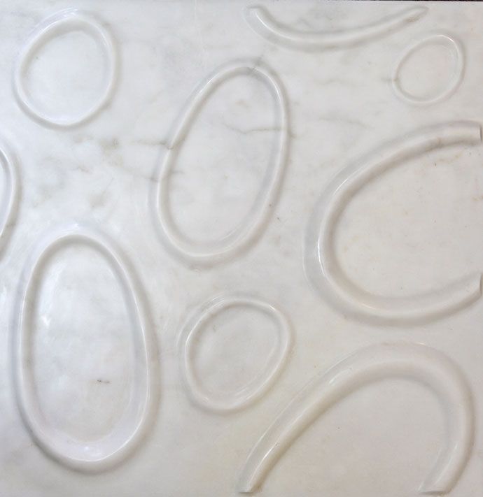 Декоративная мраморная плита с рельефной поверхностью.