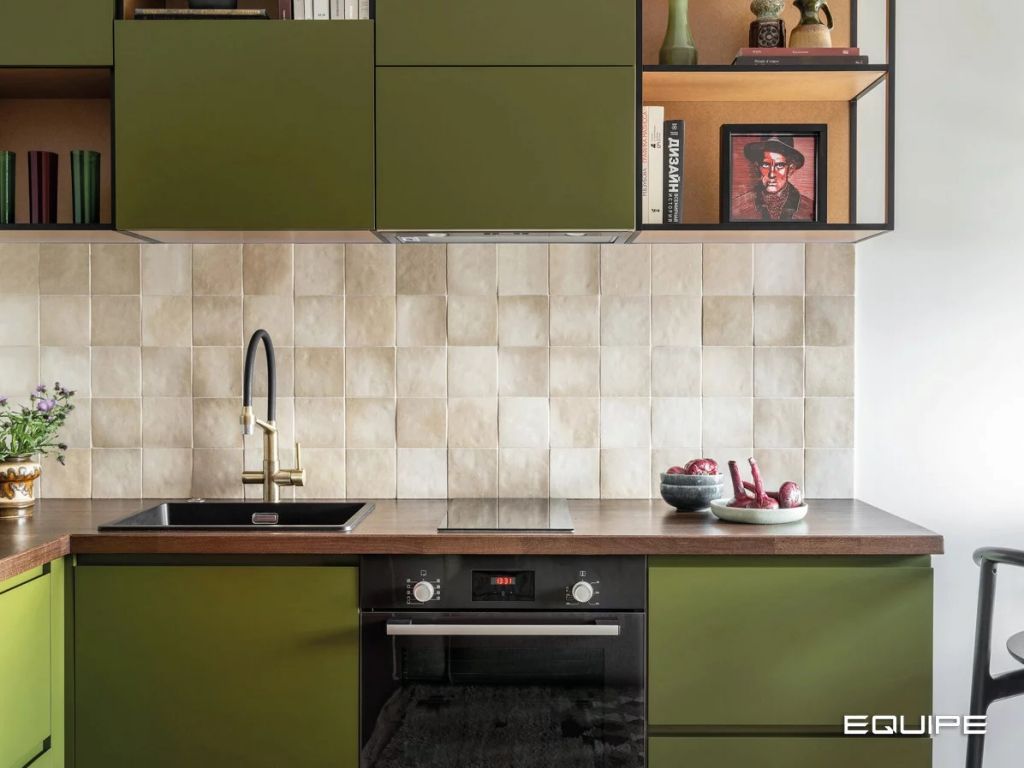Керамические модели фабрики Equipe Ceramicas (Испания) идеально сочетаются с мебелью зеленого цвета.