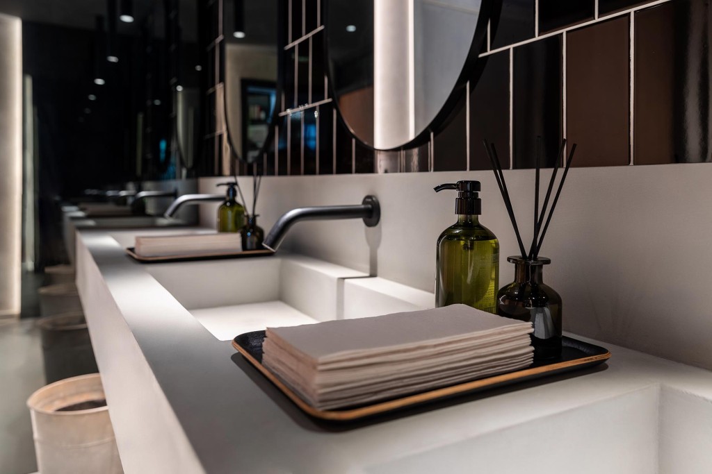 На стене - черная плитка Rivoli (VIVES) На стене - черная плитка Rivoli (VIVES)