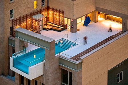 Отель Джоли (Joule) в Далласе (штат Техас, США) прославился на весь окружающий мир благодаря небольшому бассейну прямоугольной формы.