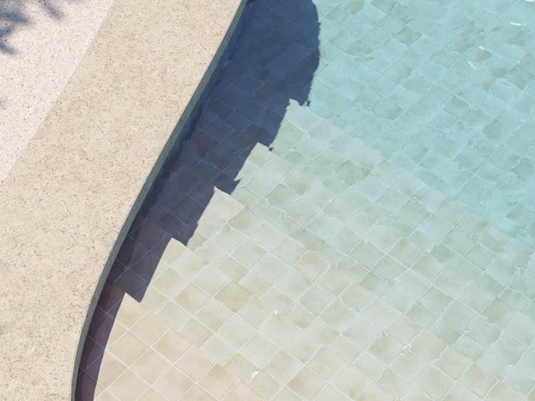 глянцевый керамогранит для бассейна в светлых тонах