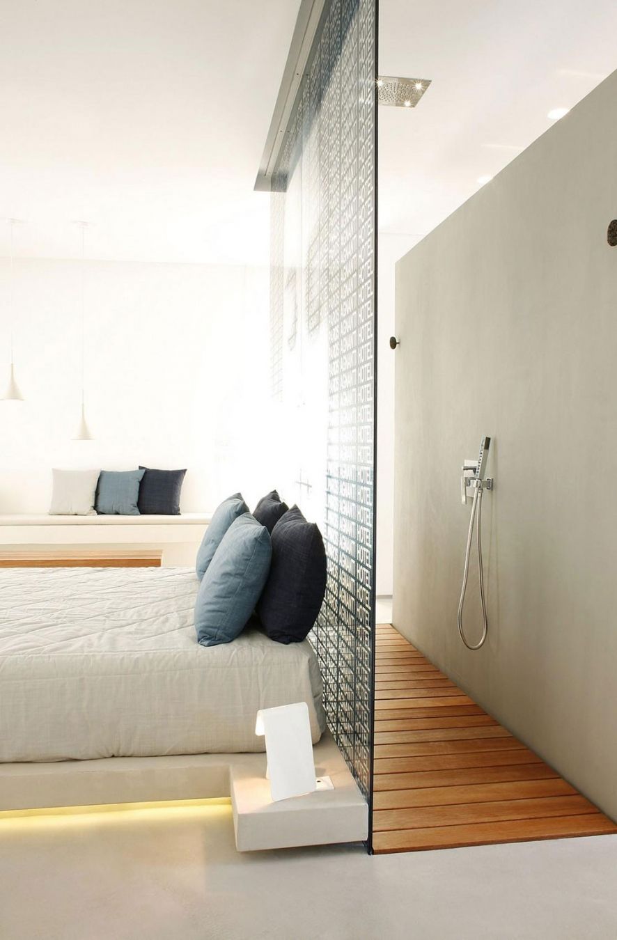 Стеклянная дверь с изображением букв отделяет просторную душевую от зоны спальни