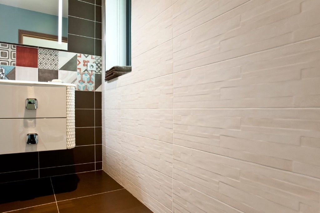 Второй уровень более компактный, но очень уютный. Для облицовки хозяйской ванной комнаты выбраны керамические модели Kreo.