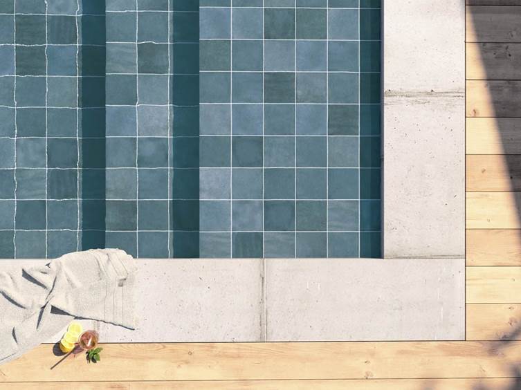 глянцевый керамогранит для бассейна в голубых оттенках