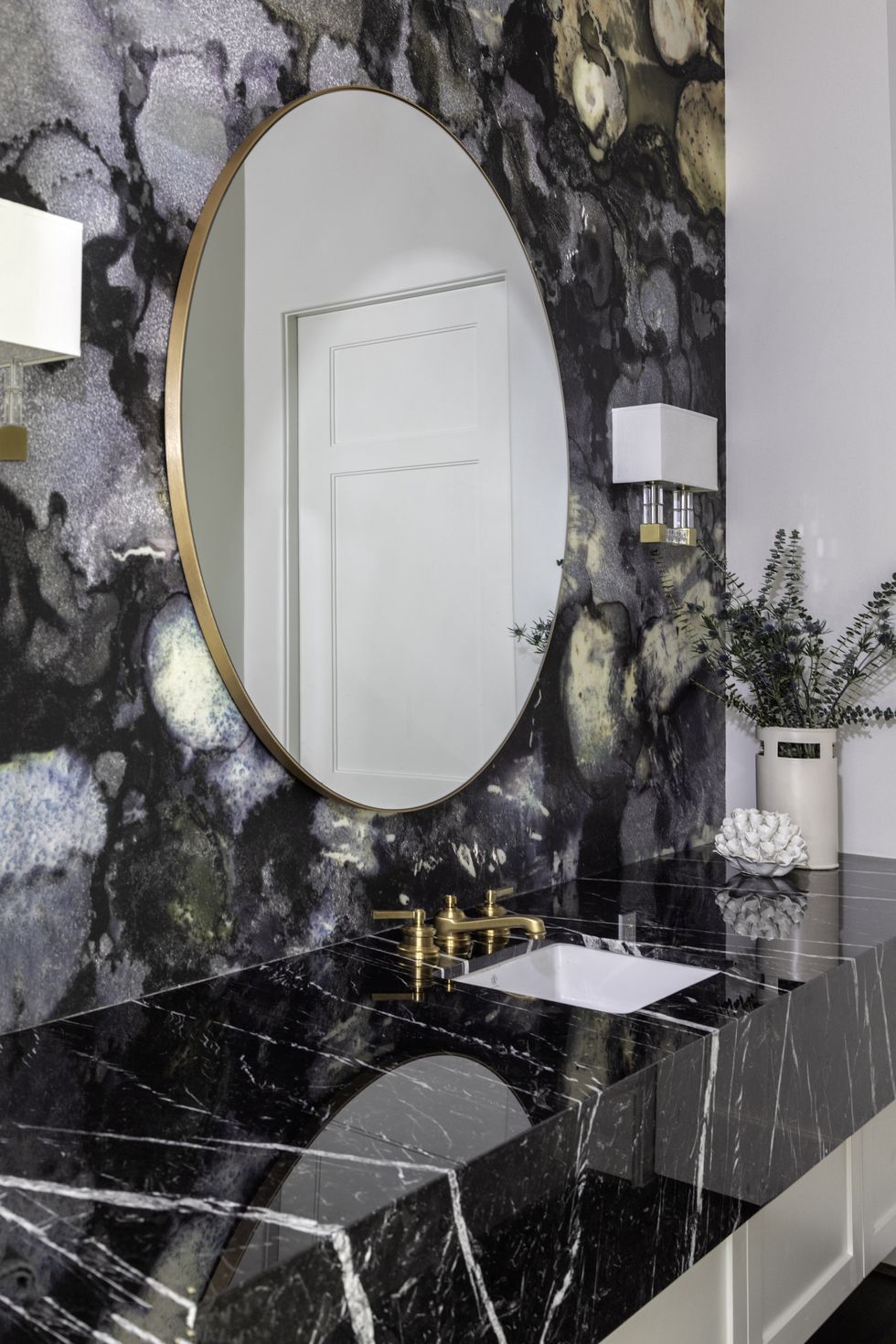 Использование в ванной комнате матовых медных деталей создает в помещении романтичную атмосферу и добавляет ему определенную степень гламура