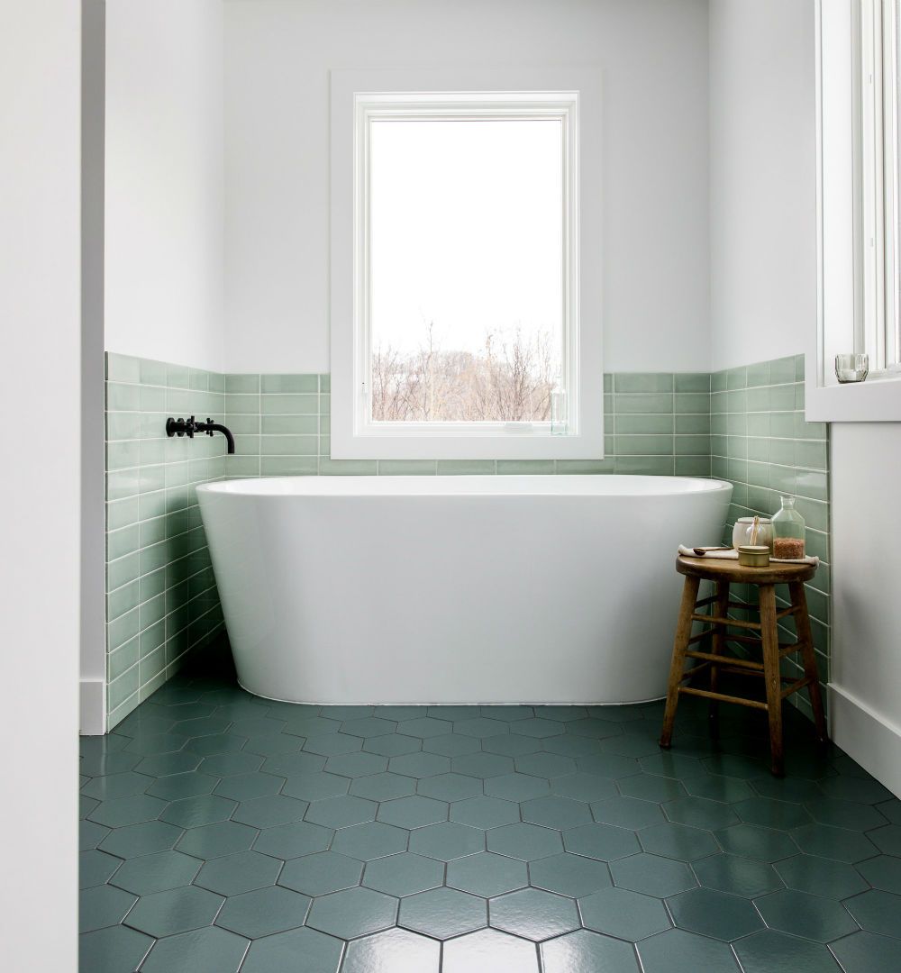 Сделать образ ванной комнаты по-настоящему ярким можно не только с помощью узорной плитки.