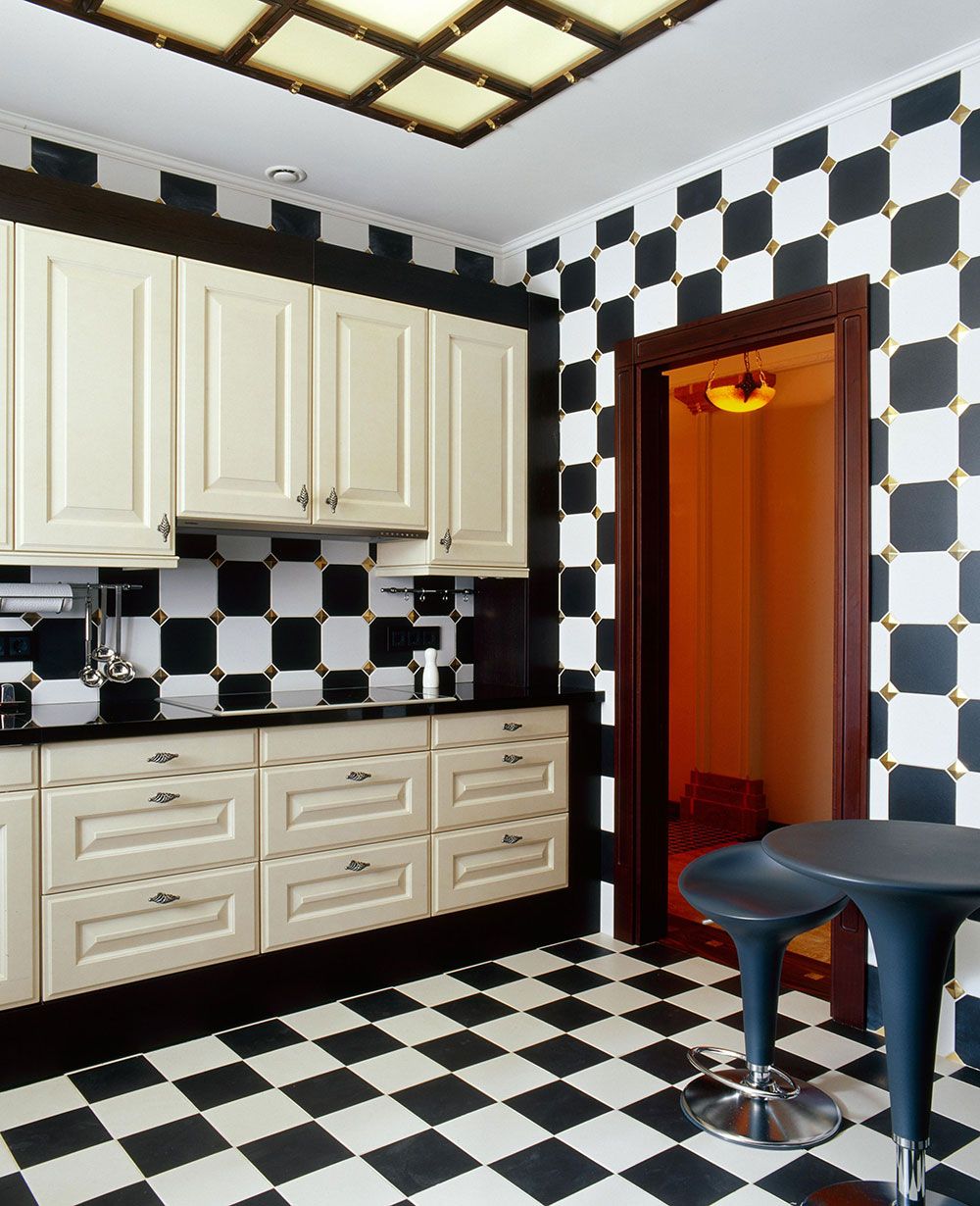 Кухня в черно-белом цвете — классика арт-деко