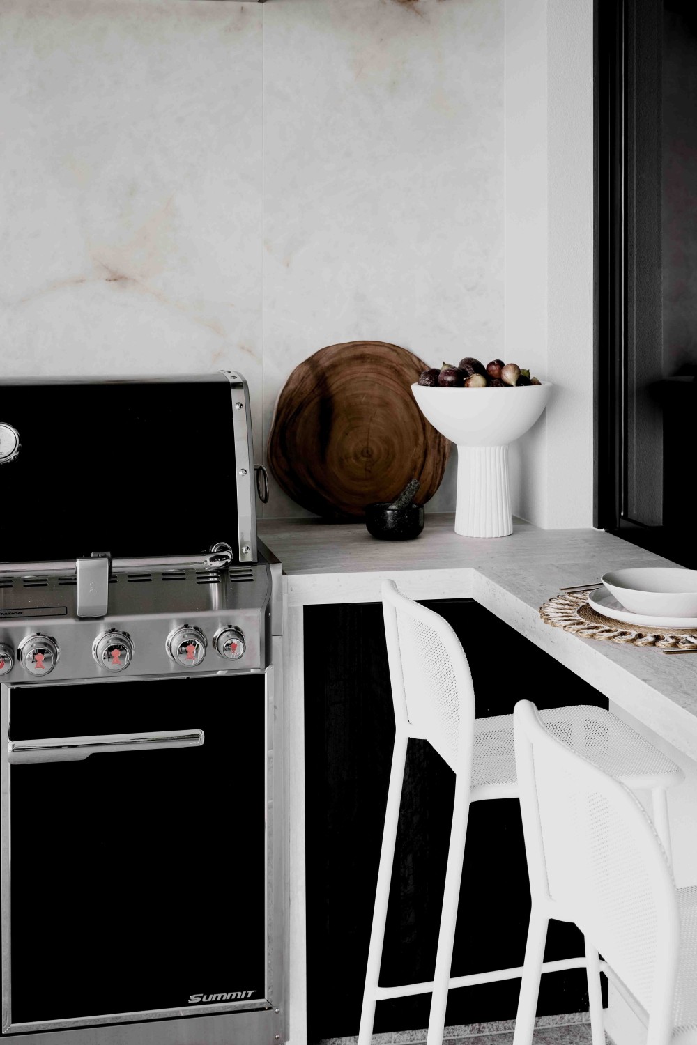 Для столешницы в кухне-столовой выбрали спеченный камень Neolith