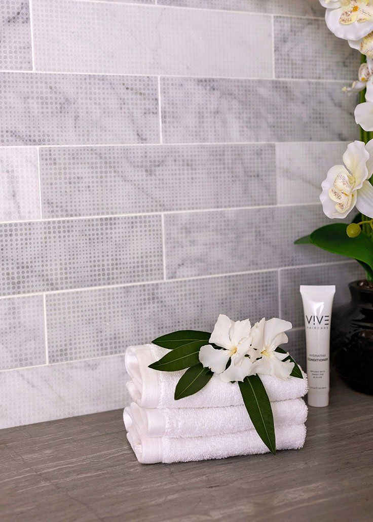 Фактурная плитка "метро" Carrara Dots Etched Marble Subway (под мрамор Каррара в сером оттенке и с узором "горошек") оживит внешний вид вашей ванной комнаты или душевой зоны. Фактурная плитка "метро" Carrara Dots Etched Marble Subway (под мрамор Каррара в сером оттенке и с узором "горошек") оживит внешний вид вашей ванной комнаты или душевой зоны.
