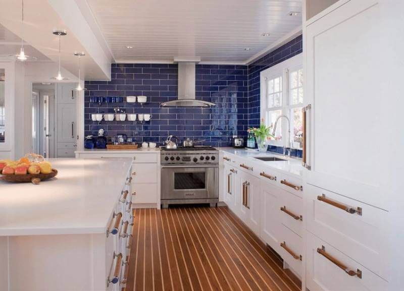 Глянцевая плитка глубокого синего цвета украсила собой просторную кухню