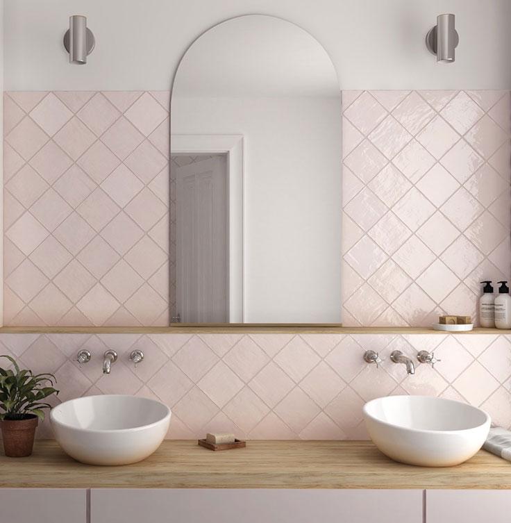 Плитка розового цвета отлично подойдет для отделки женской ванной комнаты. Обратите внимание на глазурованную плитку La Riviera Rose в классической форме квадрата.