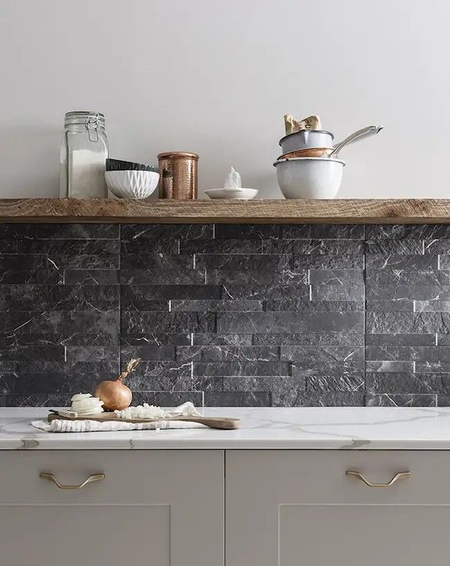 В отделке фартука представленной на фото кухни используется текстурированная плитка, которая создает иллюзию облицовки стены с помощью натурального камня.