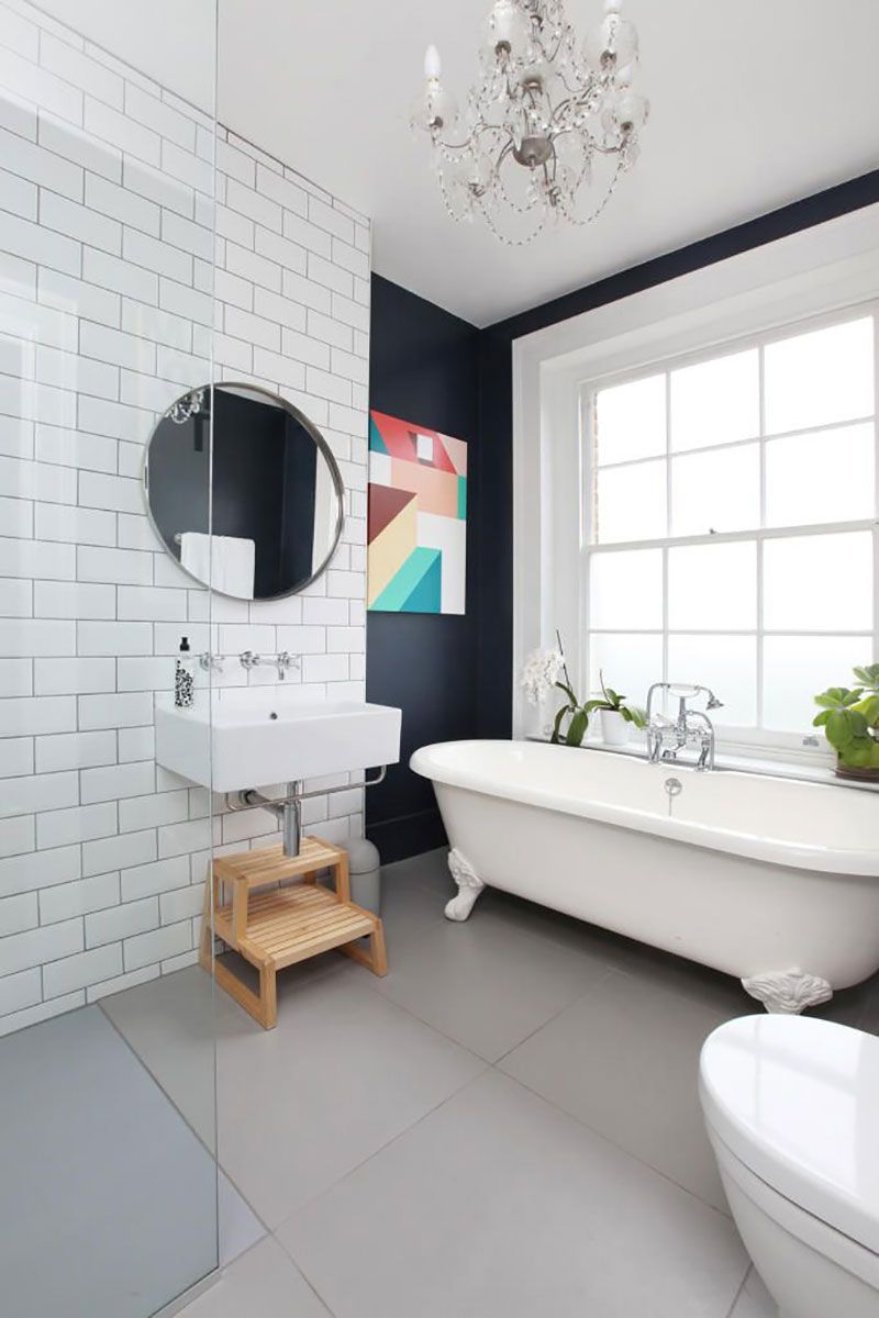 Фото белой плитки в ванной: глянцевый кафель, матовые керамические покрытия и чёрно-белый дизайн ванной комнаты