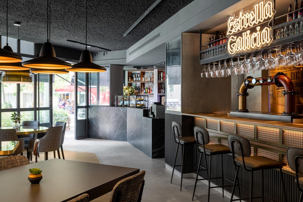 Ресторан «Dgust» расположен в районе Эль-Побленоу в Барселоне на первом этаже нового здания Ресторан «Dgust» расположен в районе Эль-Побленоу в Барселоне на первом этаже нового здания