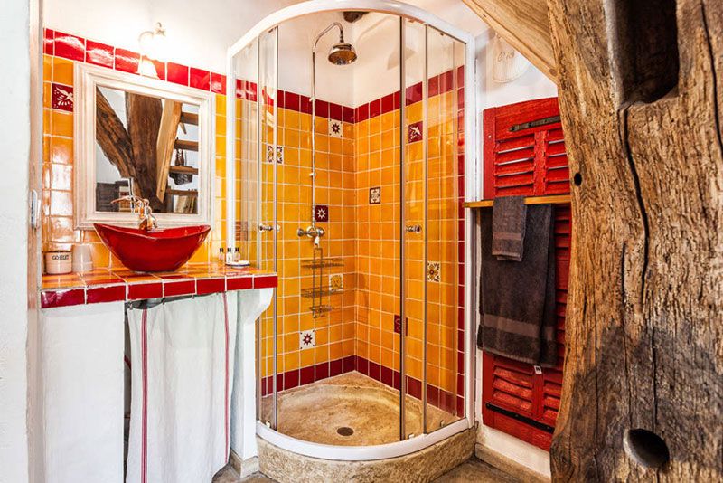 Желто-красный дизайн ванной
