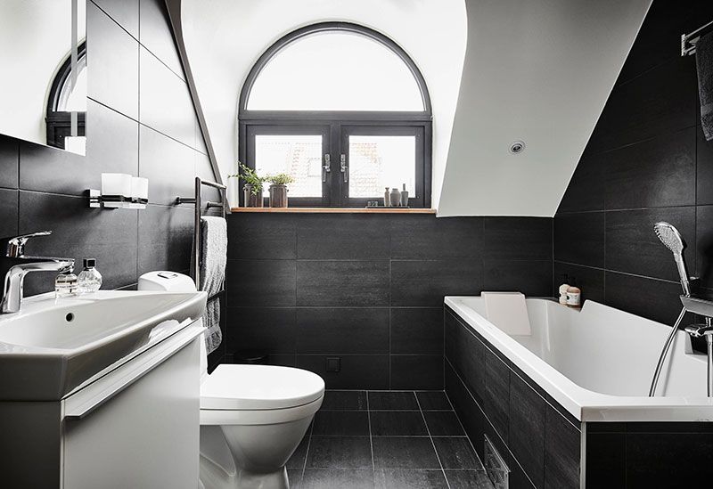 Строгая практичность в мансардной ванной комнате