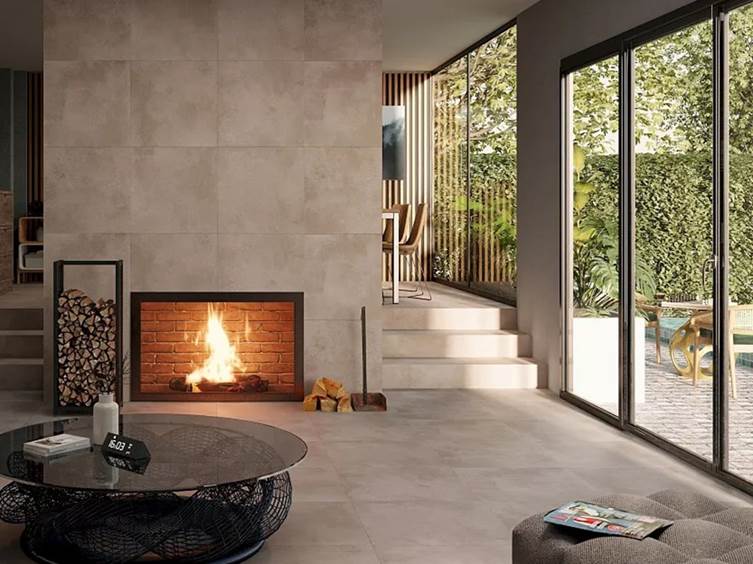 глянцевый керамогранит для ванной комнаты в светлых тонах